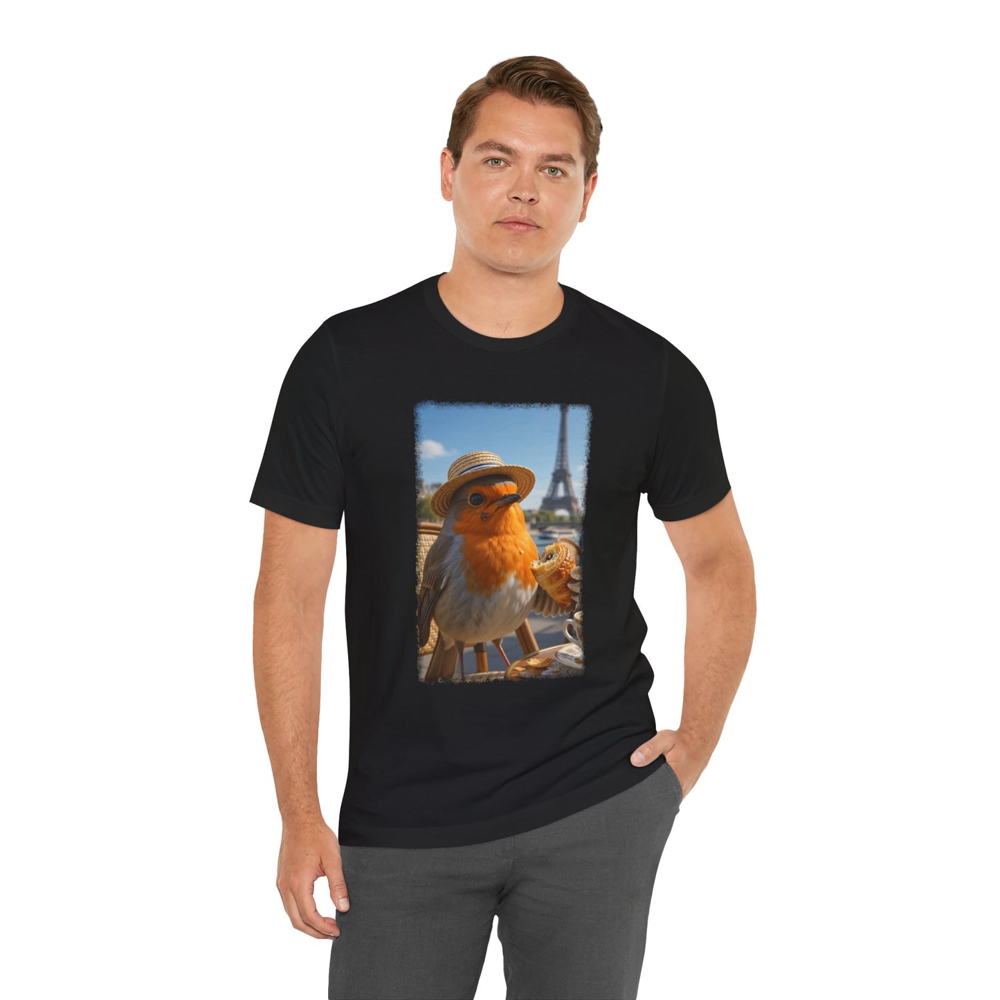 Rosi Rotkehlchen im Paris Bistro T-Shirt – Bequemes Premium Shirt für Vogelfreunde