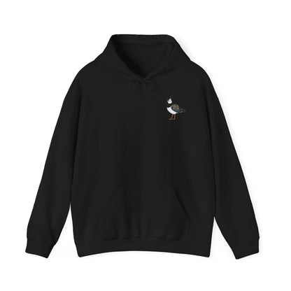 Ein schwarzer Kapuzenpullover mit einem kleinen gemalten Kiebitz 