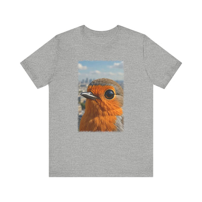 Rosi Rotkehlchen vor der Pariser Skyline T-Shirt – Bequemes Premium Shirt für Reisefreunde