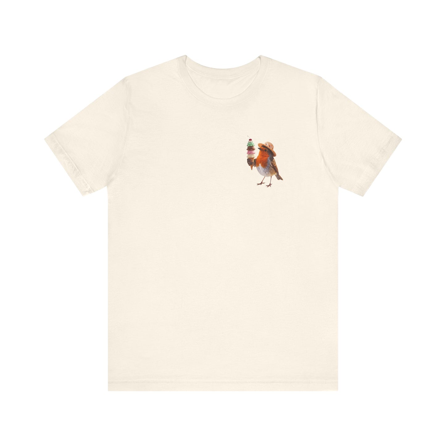 Naturfarbenes T-Shirt aus weicher Baumwolle. Auf der linken Brusthälfte ist eine kleine, detailreiche digitale Illustration aufgedruckt: Ein niedliches Rotkehlchen namens Rosi mit Sonnenhut, das freudig eine riesige Eiswaffel mit vier Kugeln hält.