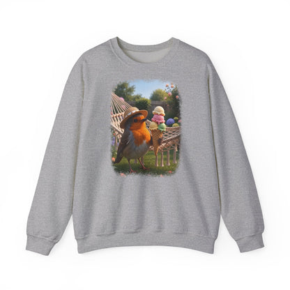 Hellgrau meliertes Unisex Sweatshirt. Auf der Brust ist eine großflächige digitale Illustration aufgedruckt: Das Rotkehlchen Rosi steht mit Sonnenhut in einem sommerlichen Garten und hält ein riesiges Eis mit fünf Kugeln.
