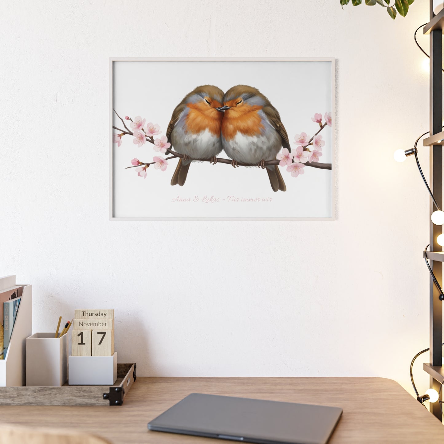 Personalisiertes Wandbild im Holzrahmen – Rotkehlchen-Paar mit Wunschnamen