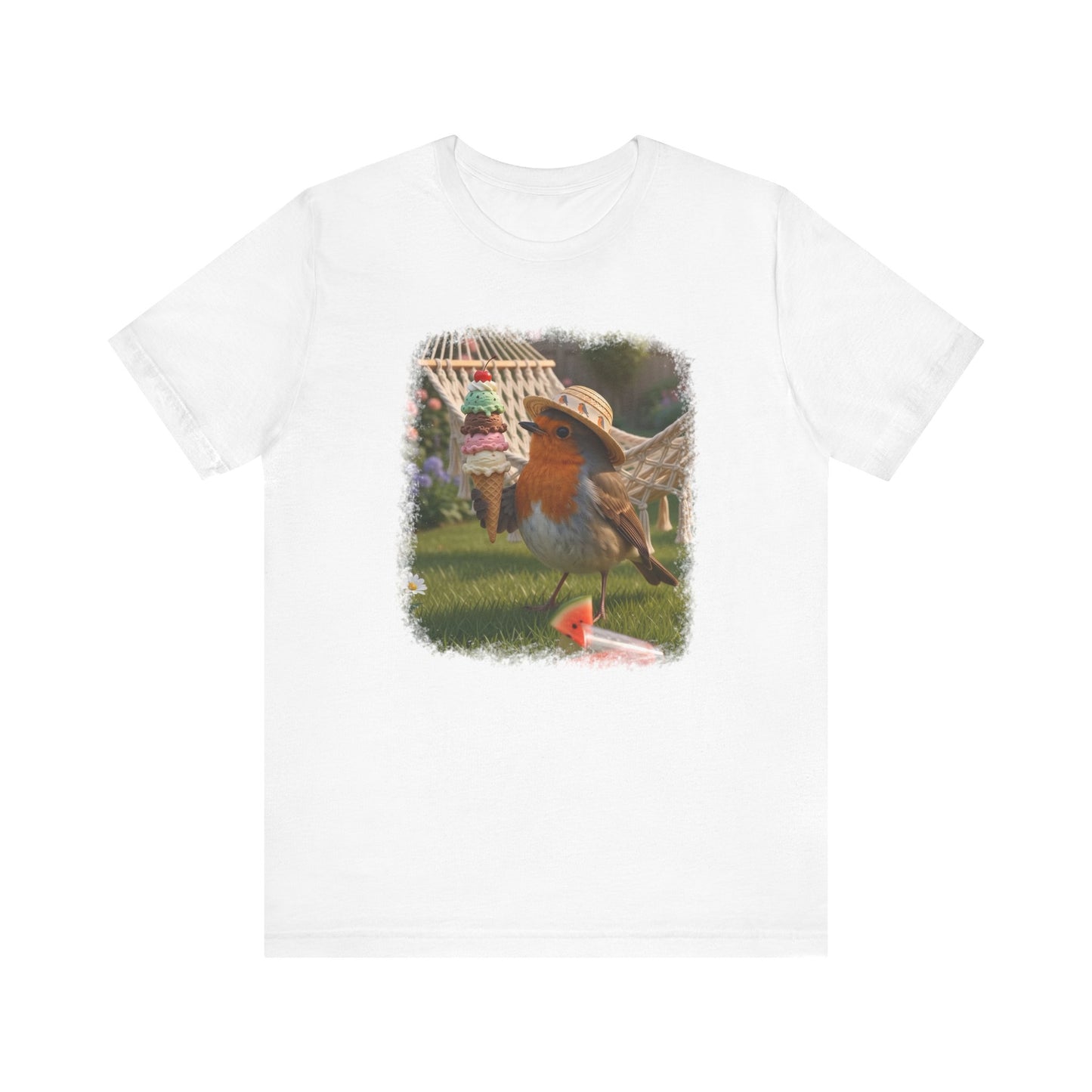 Weißes T-Shirt aus weicher Baumwolle. Auf der Brust ist eine große, farbenfrohe digitale Illustration aufgedruckt: Das Rotkehlchen Rosi steht mit einem Sonnenhut in einem sommerlichen Garten und hält ein riesiges Eis mit vier Kugeln in den Flügeln.