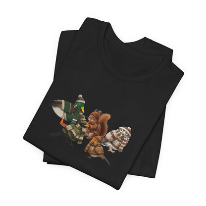 Lustiges Vogelmotiv Winter T-Shirt: Die kuschelige Garten-Gang mit Mütze & Pullover