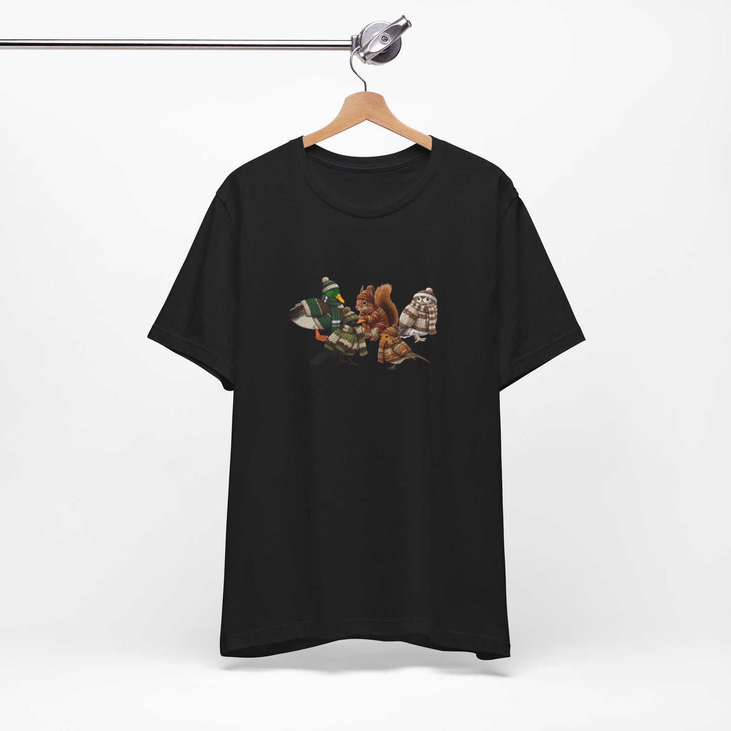 Lustiges Vogelmotiv Winter T-Shirt: Die kuschelige Garten-Gang mit Mütze & Pullover