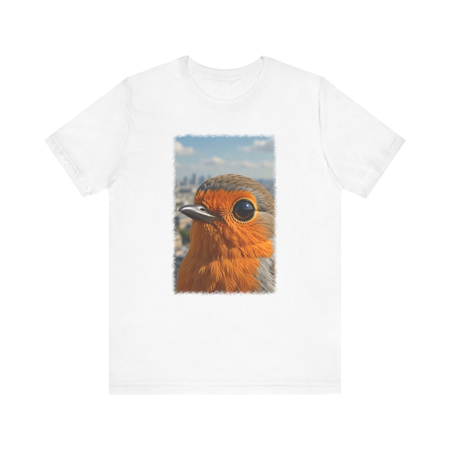 Rosi Rotkehlchen vor der Pariser Skyline T-Shirt – Bequemes Premium Shirt für Reisefreunde