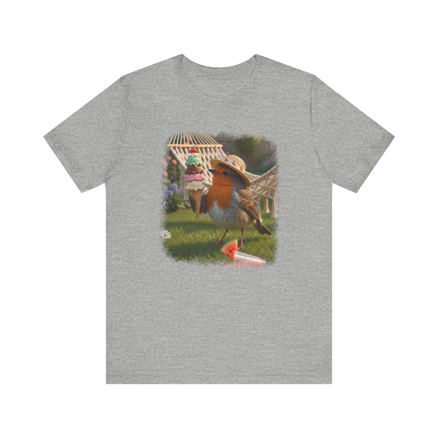 Hellgraues T-Shirt aus weicher Baumwolle. Auf der Brust ist eine große, farbenfrohe digitale Illustration aufgedruckt: Das Rotkehlchen Rosi steht mit einem Sonnenhut in einem sommerlichen Garten und hält ein riesiges Eis mit vier Kugeln in den Flügeln.