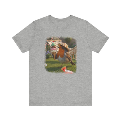 Hellgraues T-Shirt aus weicher Baumwolle. Auf der Brust ist eine große, farbenfrohe digitale Illustration aufgedruckt: Das Rotkehlchen Rosi steht mit einem Sonnenhut in einem sommerlichen Garten und hält ein riesiges Eis mit vier Kugeln in den Flügeln.