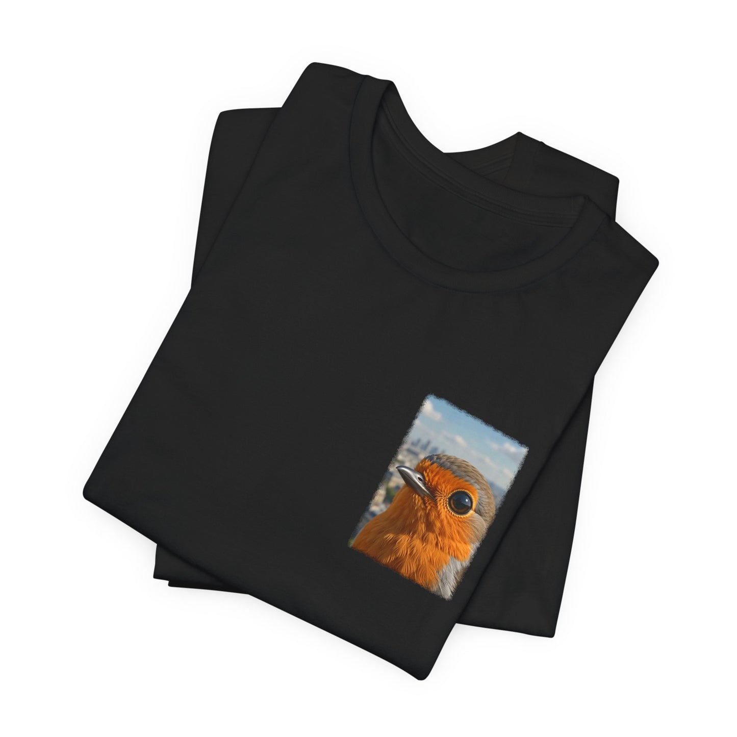 Rosi Rotkehlchen vor der Pariser Skyline T-Shirt – Bequemes Premium Shirt für Vogelfreunde