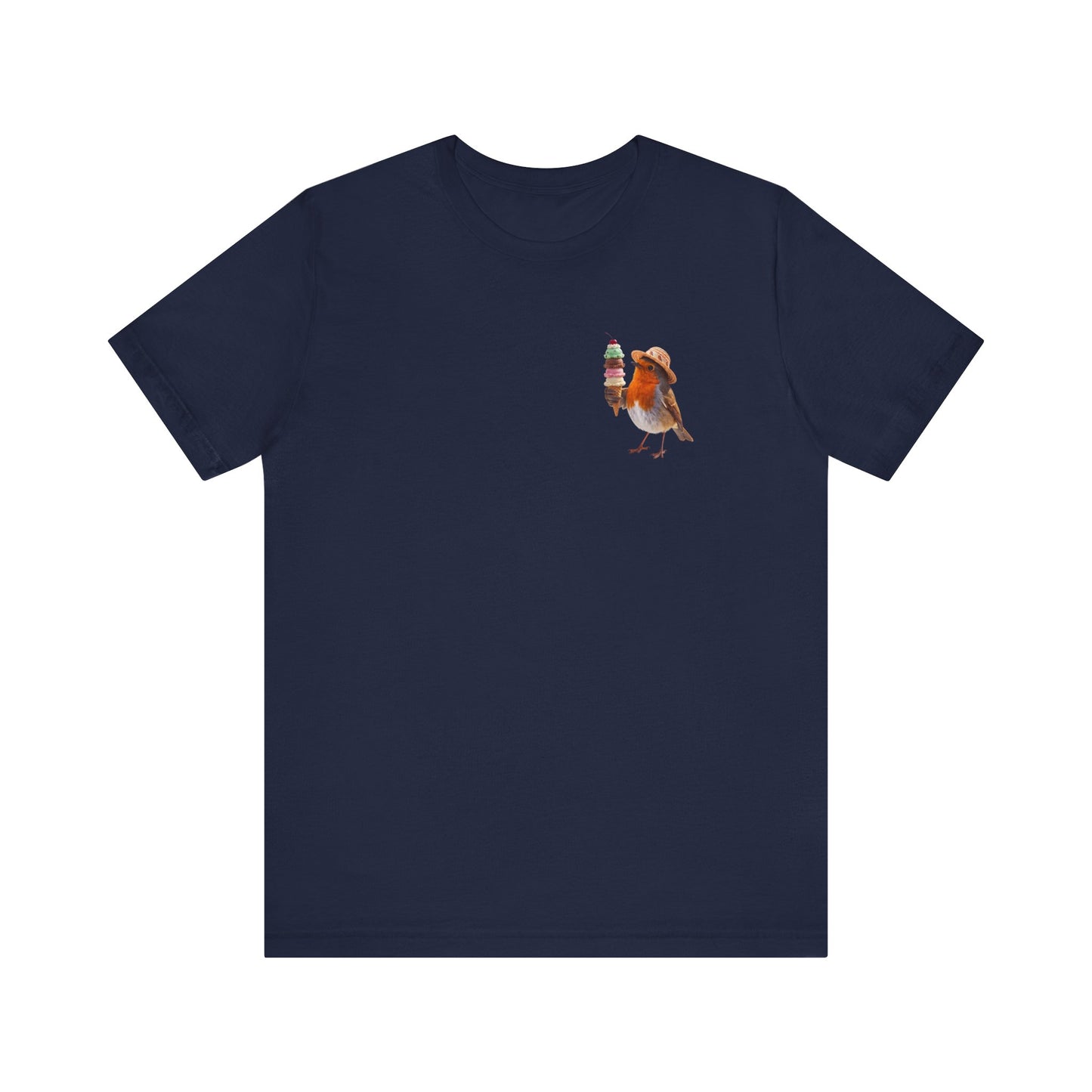 Dunkelblaues T-Shirt aus weicher Baumwolle. Auf der linken Brusthälfte ist eine kleine, detailreiche digitale Illustration aufgedruckt: Ein niedliches Rotkehlchen namens Rosi mit Sonnenhut, das freudig eine riesige Eiswaffel mit vier Kugeln hält.