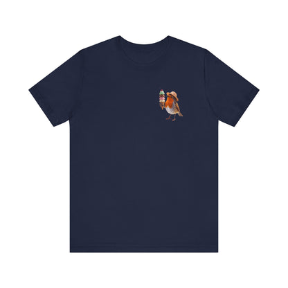 Dunkelblaues T-Shirt aus weicher Baumwolle. Auf der linken Brusthälfte ist eine kleine, detailreiche digitale Illustration aufgedruckt: Ein niedliches Rotkehlchen namens Rosi mit Sonnenhut, das freudig eine riesige Eiswaffel mit vier Kugeln hält.