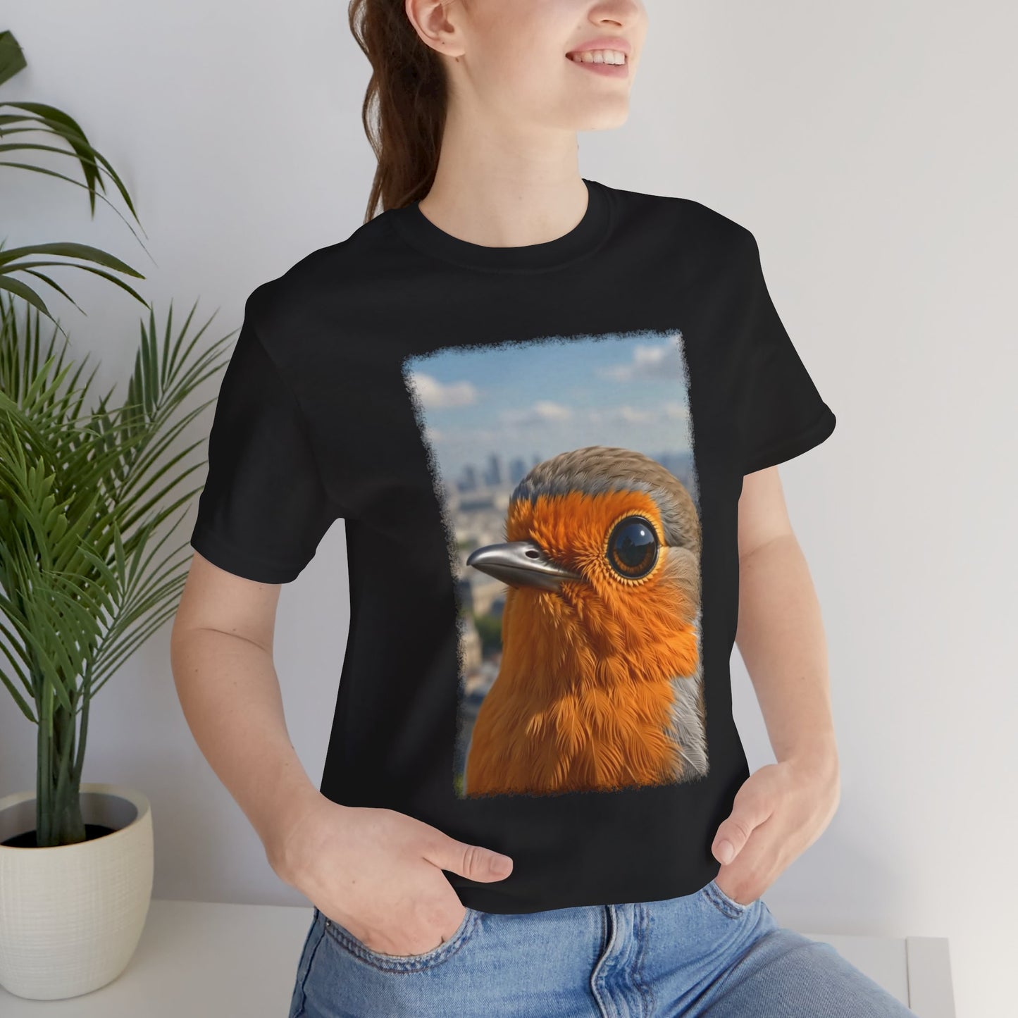 Rosi Rotkehlchen vor der Pariser Skyline T-Shirt – Bequemes Premium Shirt für Reisefreunde