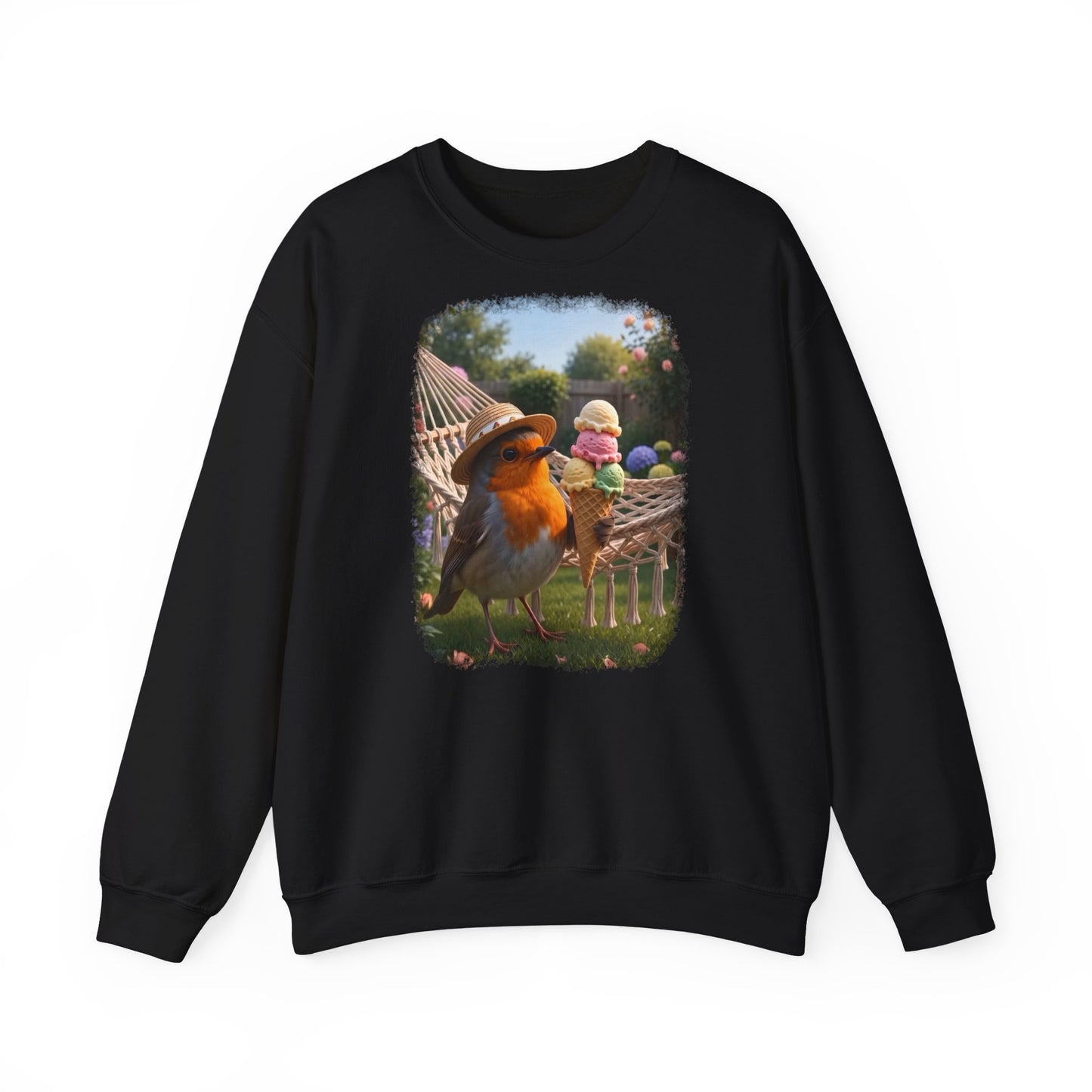 Schwarzes Unisex Sweatshirt. Auf der Brust ist eine großflächige digitale Illustration aufgedruckt: Das Rotkehlchen Rosi steht mit Sonnenhut in einem sommerlichen Garten und hält ein riesiges Eis mit fünf Kugeln.