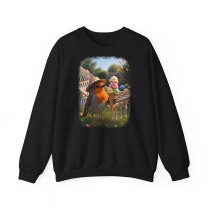 Schwarzes Unisex Sweatshirt. Auf der Brust ist eine großflächige digitale Illustration aufgedruckt: Das Rotkehlchen Rosi steht mit Sonnenhut in einem sommerlichen Garten und hält ein riesiges Eis mit fünf Kugeln.