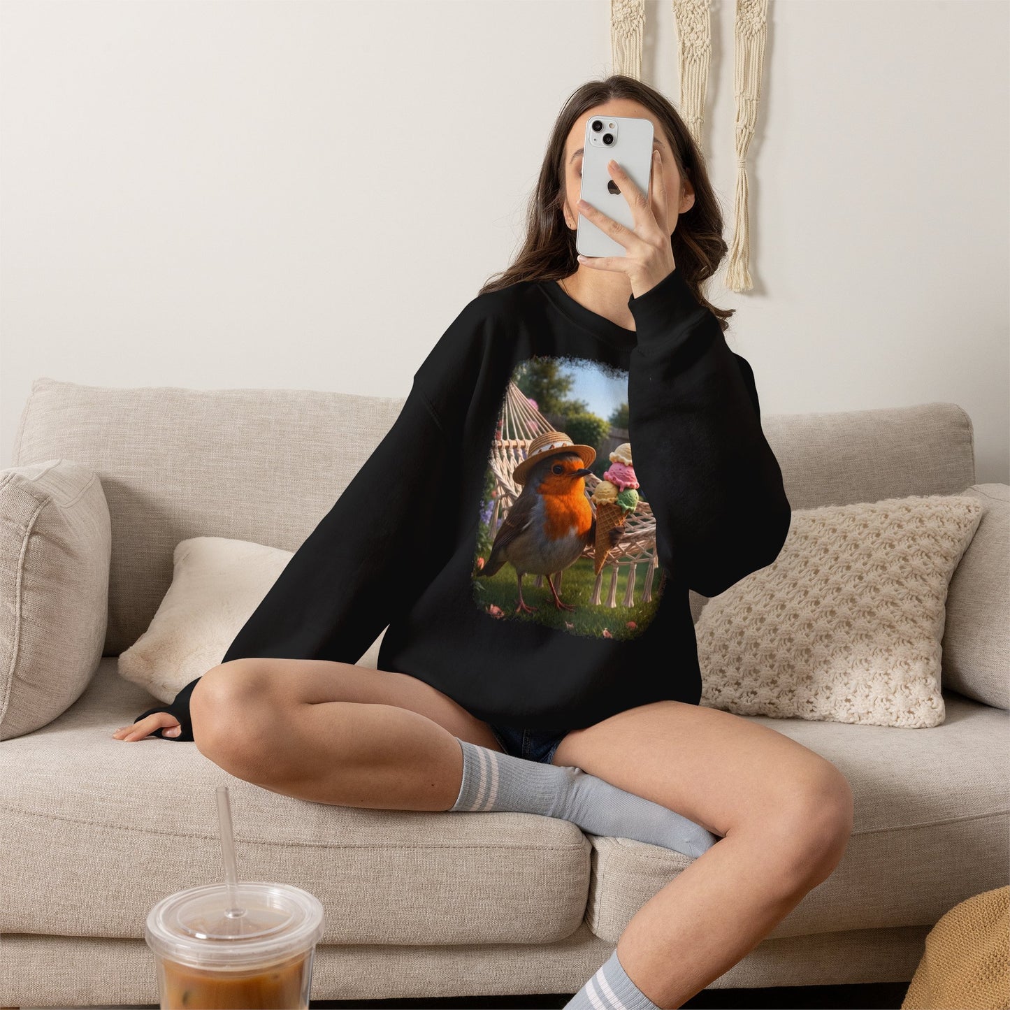 Premium Sweatshirt Rosi Rotkehlchen und das Riesen-Eis im Garten (Unisex)