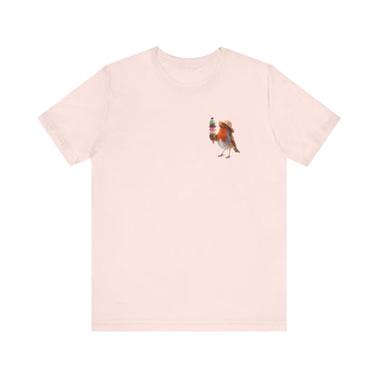 Leicht pinkes T-Shirt aus weicher Baumwolle. Auf der linken Brusthälfte ist eine kleine, detailreiche digitale Illustration aufgedruckt: Ein niedliches Rotkehlchen namens Rosi mit Sonnenhut, das freudig eine riesige Eiswaffel mit vier Kugeln hält.