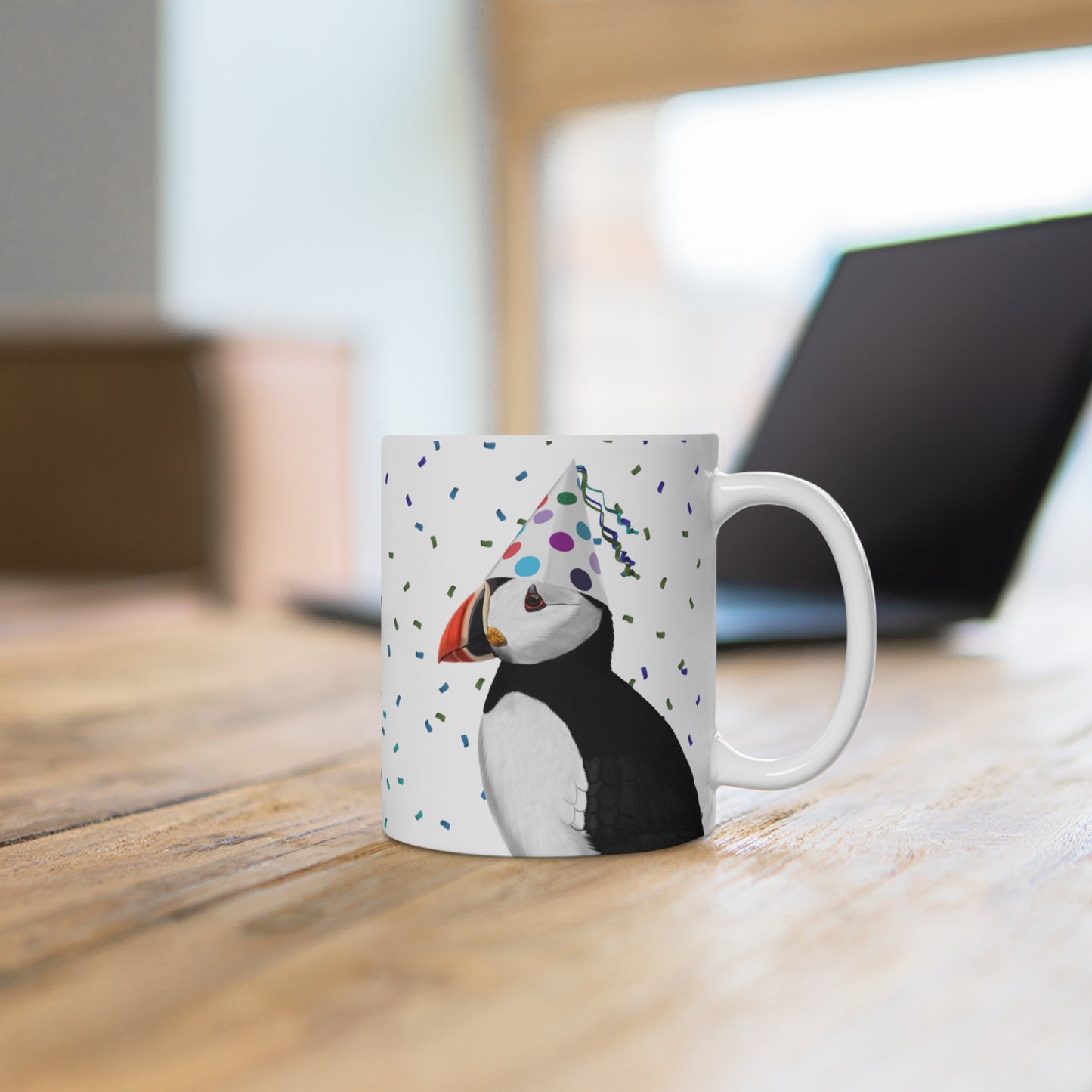Papageitaucher feiert Geburtstag mit Partyhut und Konfetti Vogel Tasse