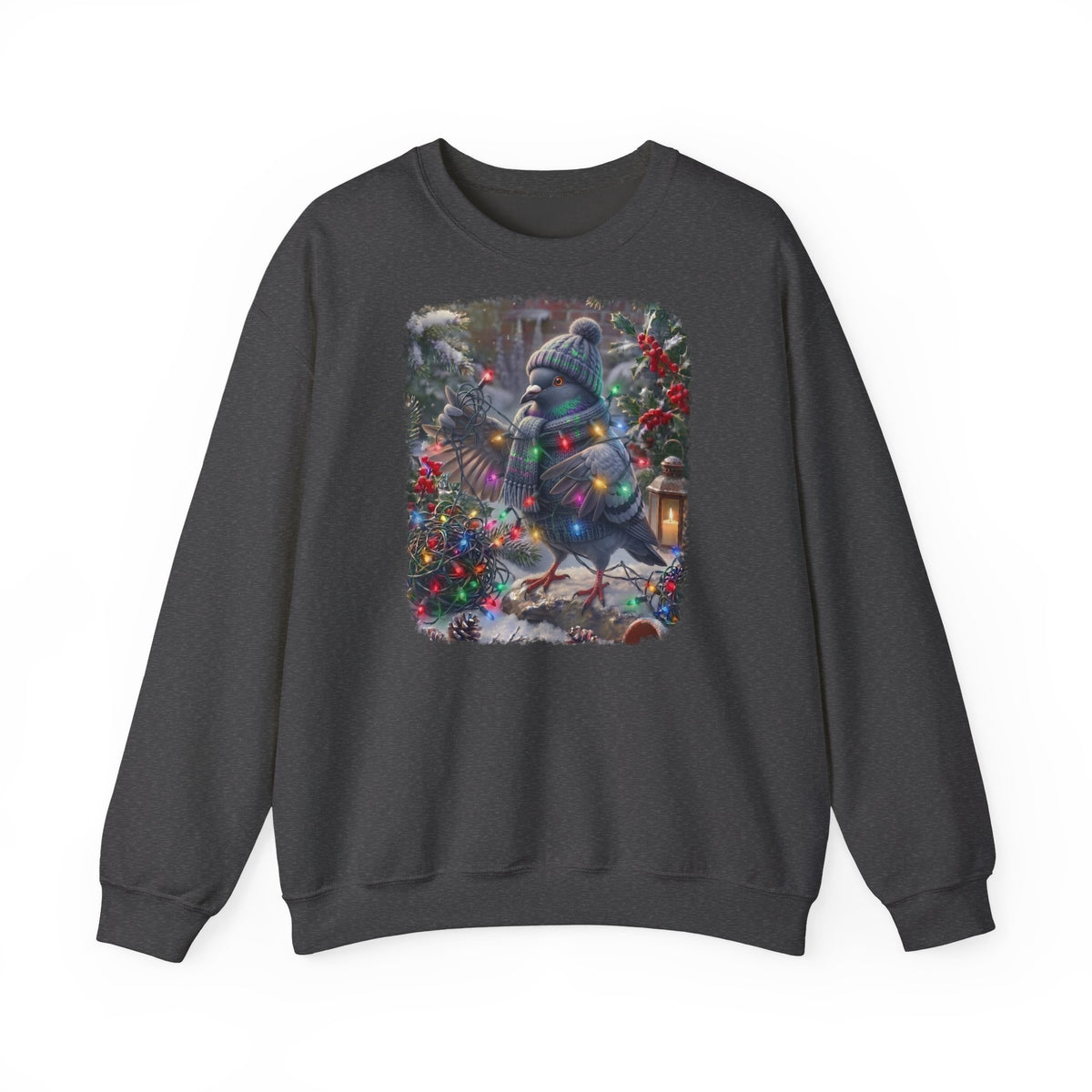 Ein dunkelgraues Sweatshirt mit Rundhalsausschnitt und einem farbenfrohen Grafikdruck: eine Taube in Winterkleidung und mit Mütze, die inmitten von Weihnachtsbäumen und Schnee eine Lichterkette hält.