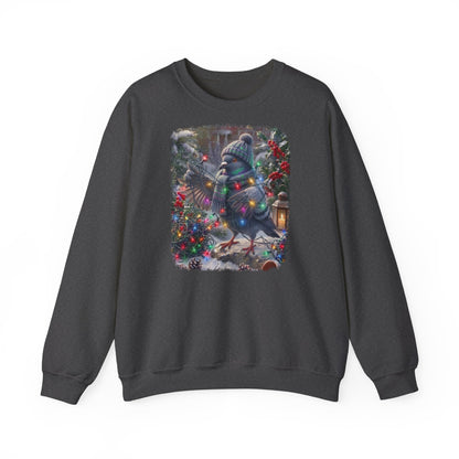 Ein dunkelgraues Sweatshirt mit Rundhalsausschnitt und einem farbenfrohen Grafikdruck: eine Taube in Winterkleidung und mit Mütze, die inmitten von Weihnachtsbäumen und Schnee eine Lichterkette hält.