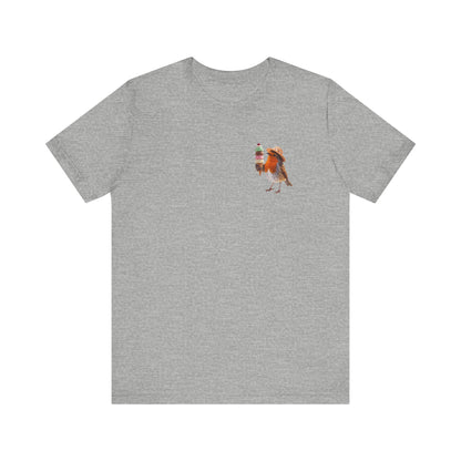 Hellgraues T-Shirt aus weicher Baumwolle. Auf der linken Brusthälfte ist eine kleine, detailreiche digitale Illustration aufgedruckt: Ein niedliches Rotkehlchen namens Rosi mit Sonnenhut, das freudig eine riesige Eiswaffel mit vier Kugeln hält.
