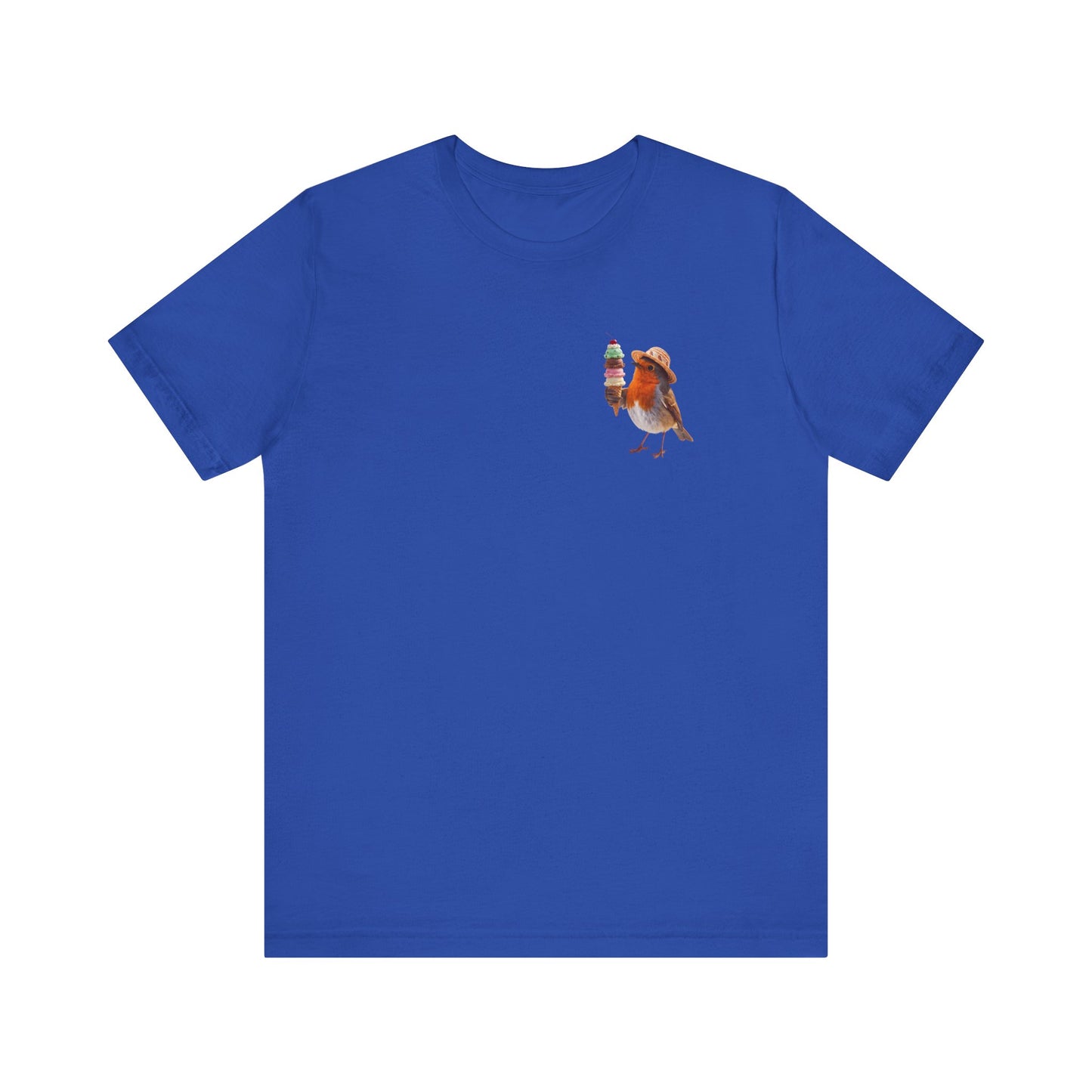 Blaues T-Shirt aus weicher Baumwolle. Auf der linken Brusthälfte ist eine kleine, detailreiche digitale Illustration aufgedruckt: Ein niedliches Rotkehlchen namens Rosi mit Sonnenhut, das freudig eine riesige Eiswaffel mit vier Kugeln hält.