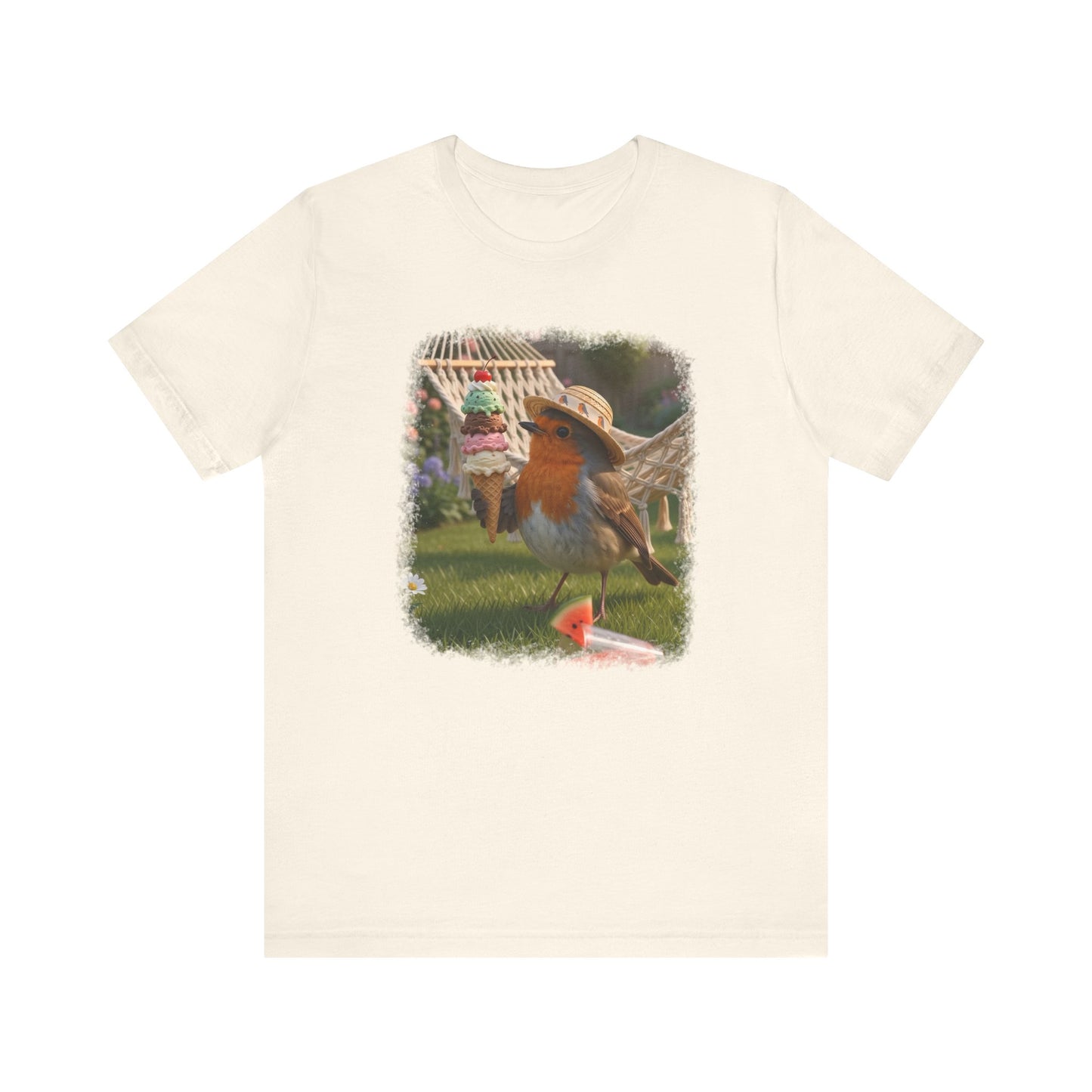 Naturfarbenes T-Shirt aus weicher Baumwolle. Auf der Brust ist eine große, farbenfrohe digitale Illustration aufgedruckt: Das Rotkehlchen Rosi steht mit einem Sonnenhut in einem sommerlichen Garten und hält ein riesiges Eis mit vier Kugeln in den Flügeln.