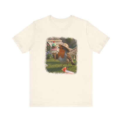 Naturfarbenes T-Shirt aus weicher Baumwolle. Auf der Brust ist eine große, farbenfrohe digitale Illustration aufgedruckt: Das Rotkehlchen Rosi steht mit einem Sonnenhut in einem sommerlichen Garten und hält ein riesiges Eis mit vier Kugeln in den Flügeln.