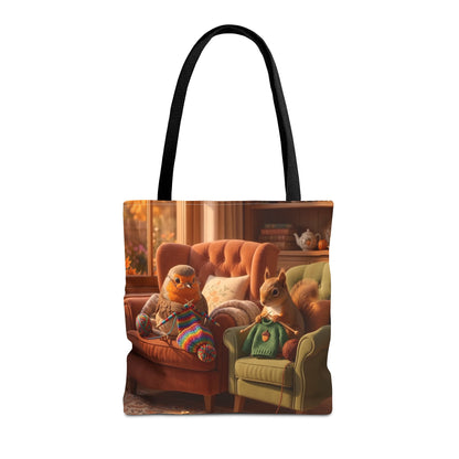 Illustrierte Stofftasche mit nahtlosem All-Over-Druck: Rosi Rotkehlchen und ein Eichhörnchen sitzen gemütlich im Wohnzimmer auf einem Sessel und stricken zusammen mit bunter Wolle. Warme Herbstfarben, detailreiche Kulisse.