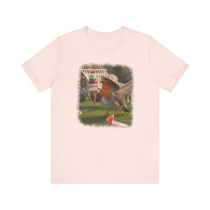 Pinkes T-Shirt aus weicher Baumwolle. Auf der Brust ist eine große, farbenfrohe digitale Illustration aufgedruckt: Das Rotkehlchen Rosi steht mit einem Sonnenhut in einem sommerlichen Garten und hält ein riesiges Eis mit vier Kugeln in den Flügeln.