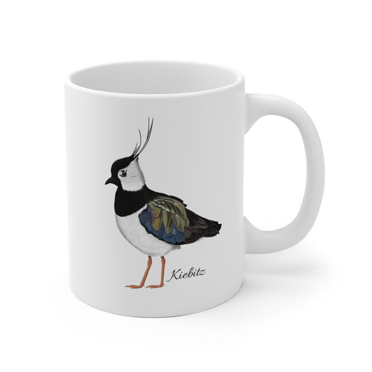 Weiße Keramiktasse mit gemaltem Kiebitz-Motiv und Schriftzug Kiebitz