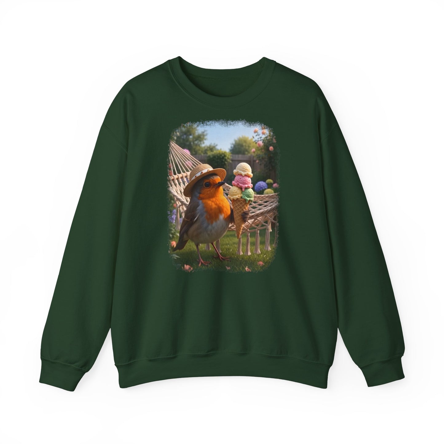 Dunkelgrünes Unisex Sweatshirt. Auf der Brust ist eine großflächige digitale Illustration aufgedruckt: Das Rotkehlchen Rosi steht mit Sonnenhut in einem sommerlichen Garten und hält ein riesiges Eis mit fünf Kugeln.