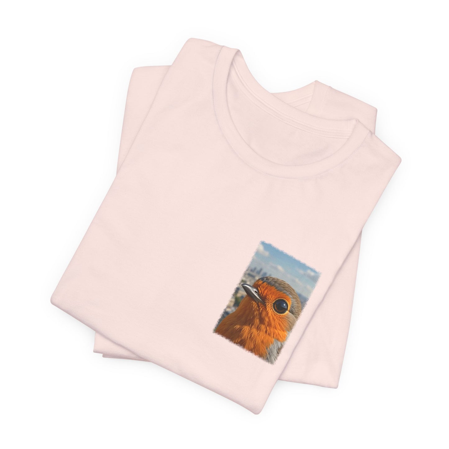 Rosi Rotkehlchen vor der Pariser Skyline T-Shirt – Bequemes Premium Shirt für Vogelfreunde