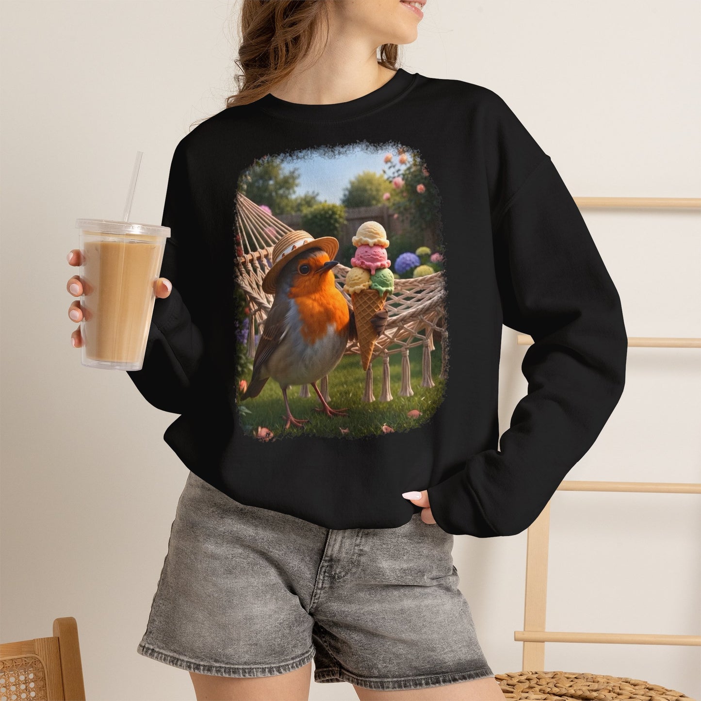 Premium Sweatshirt Rosi Rotkehlchen und das Riesen-Eis im Garten (Unisex)