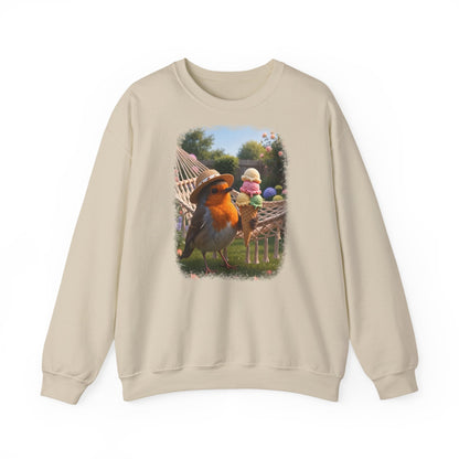 Beiges Unisex Sweatshirt. Auf der Brust ist eine großflächige digitale Illustration aufgedruckt: Das Rotkehlchen Rosi steht mit Sonnenhut in einem sommerlichen Garten und hält ein riesiges Eis mit fünf Kugeln.
