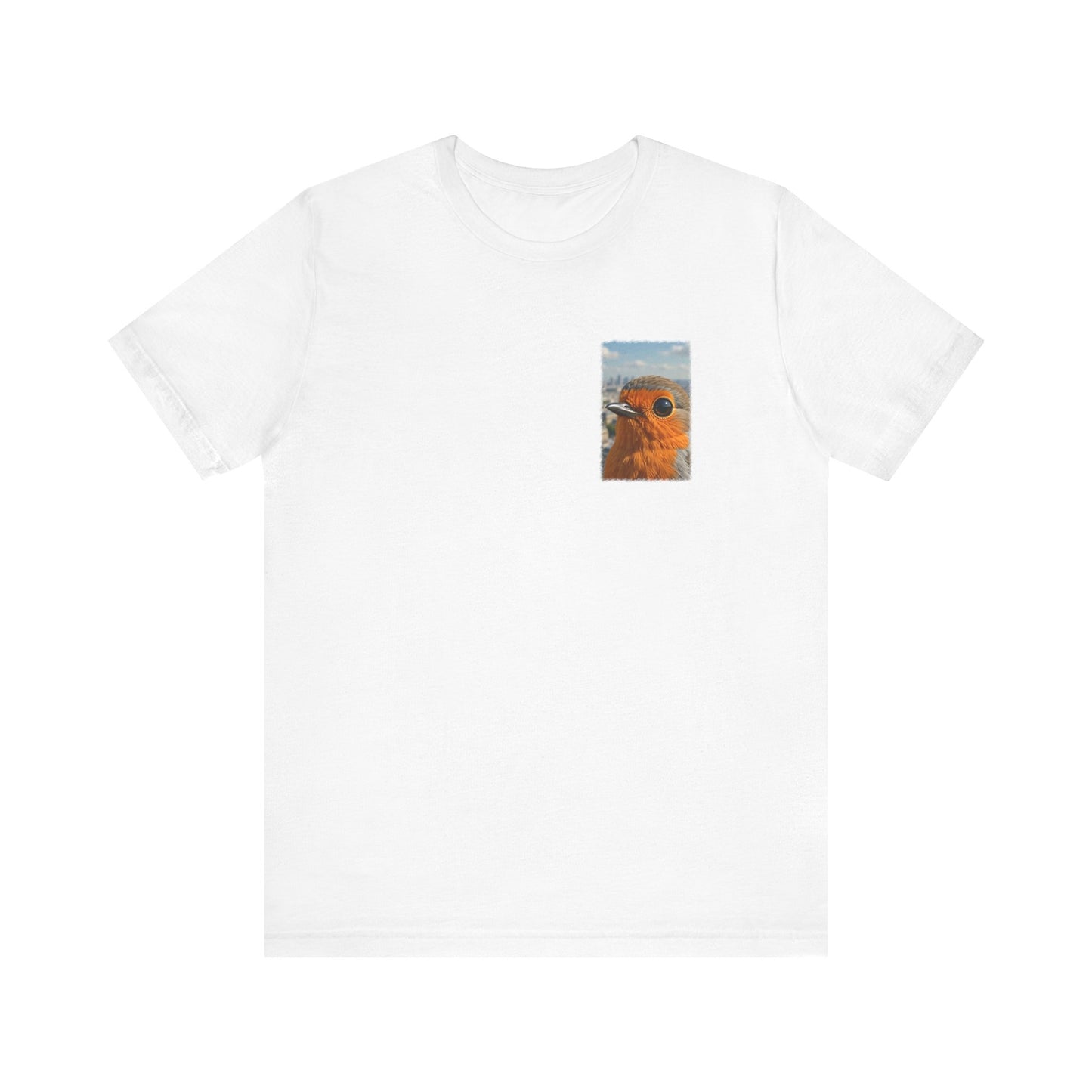 Rosi Rotkehlchen vor der Pariser Skyline T-Shirt – Bequemes Premium Shirt für Vogelfreunde