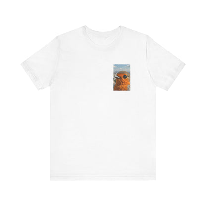 Rosi Rotkehlchen vor der Pariser Skyline T-Shirt – Bequemes Premium Shirt für Vogelfreunde
