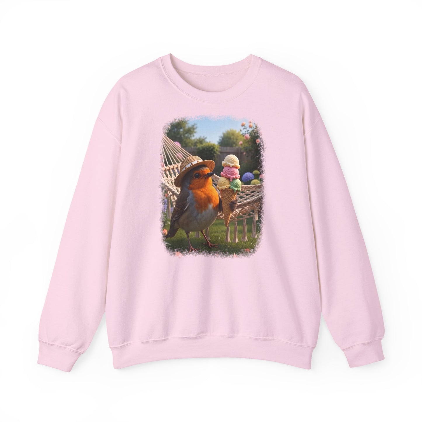 Pinkes Unisex Sweatshirt. Auf der Brust ist eine großflächige digitale Illustration aufgedruckt: Das Rotkehlchen Rosi steht mit Sonnenhut in einem sommerlichen Garten und hält ein riesiges Eis mit fünf Kugeln.