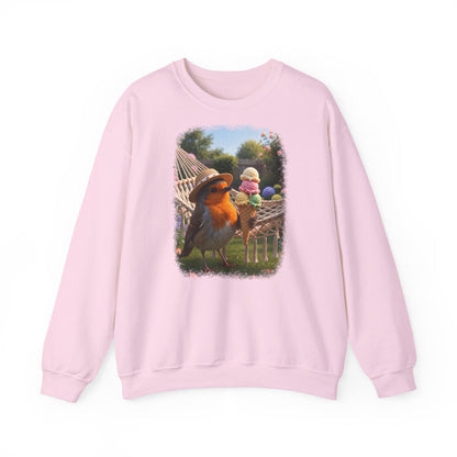 Pinkes Unisex Sweatshirt. Auf der Brust ist eine großflächige digitale Illustration aufgedruckt: Das Rotkehlchen Rosi steht mit Sonnenhut in einem sommerlichen Garten und hält ein riesiges Eis mit fünf Kugeln.