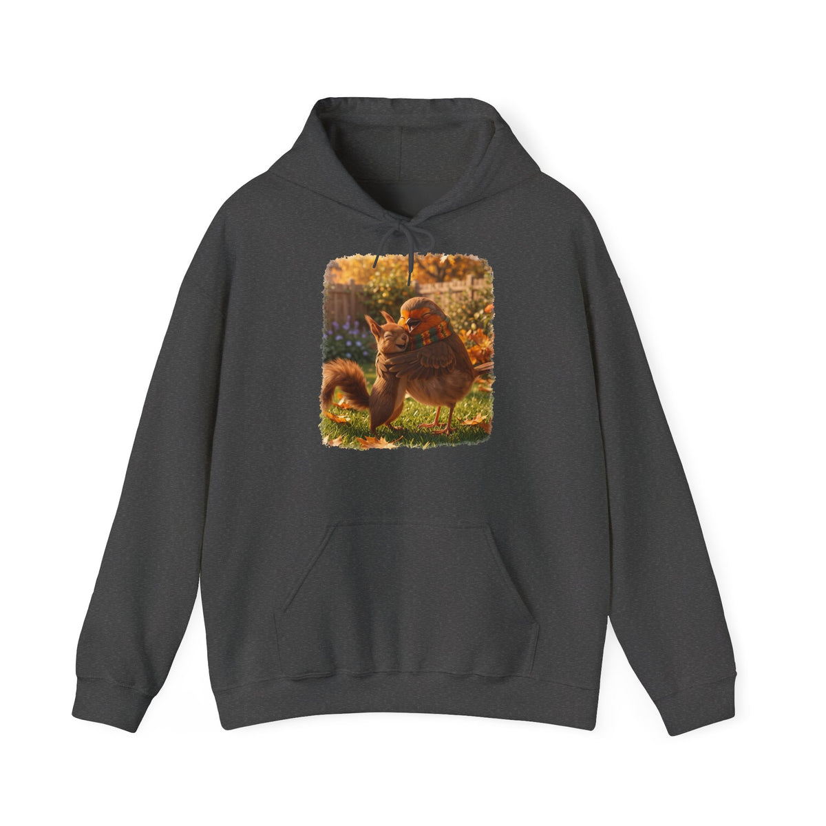 Kuscheliger Kapuzenpullover (Hoodie) mit einer liebevollen Herbst-Illustration: Ein Rotkehlchen und ein kleines Eichhörnchen umarmen sich glücklich. Idealer Pullover für Vogelfreunde und Vogelbeobachter.