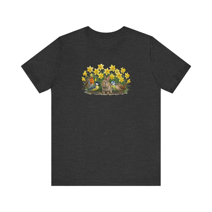 Oster T-Shirt "Gartenfreunde" - Kaninchen, Rotkehlchen & Meisen in Osterglocken | Premium Baumwolle
