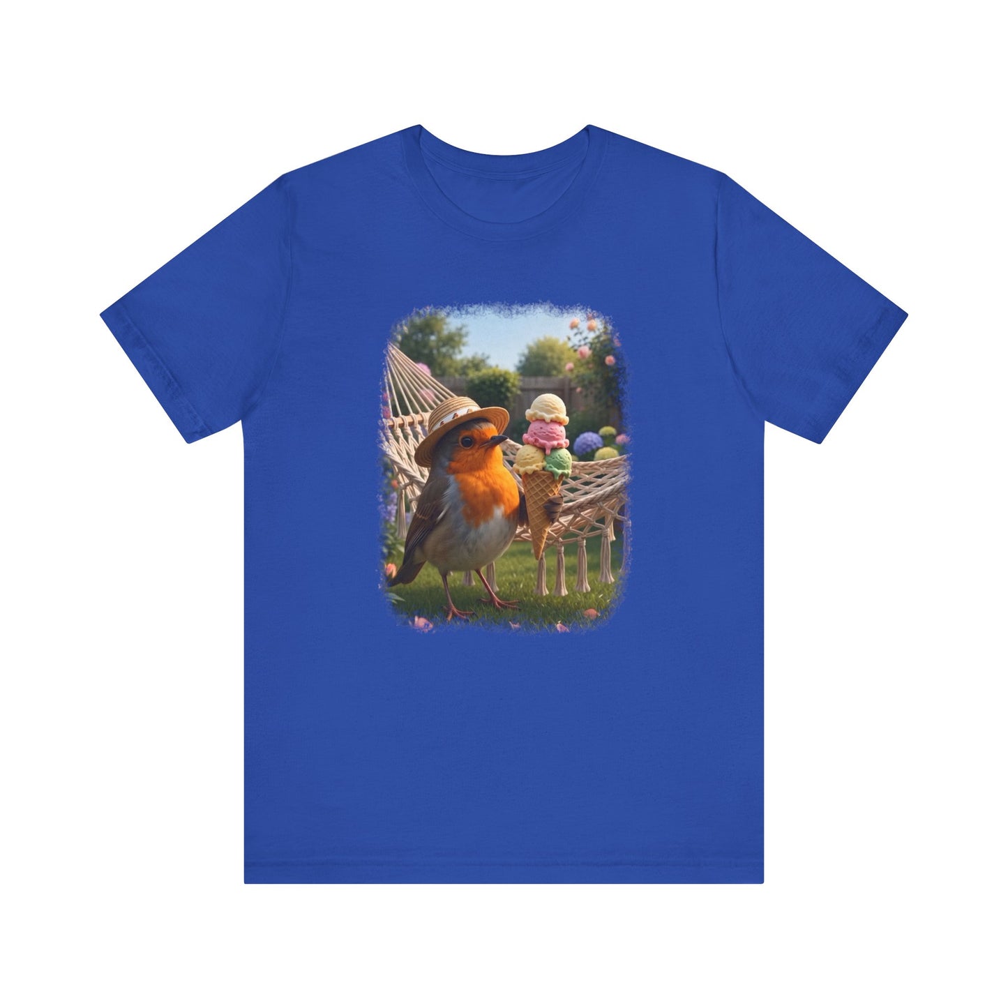 Blaues T-Shirt aus weicher Baumwolle. Auf der Brust ist eine große, farbenfrohe digitale Illustration aufgedruckt: Das Rotkehlchen Rosi steht mit einem Sonnenhut in einem sommerlichen Garten und hält ein riesiges Eis mit vier Kugeln in den Flügeln.