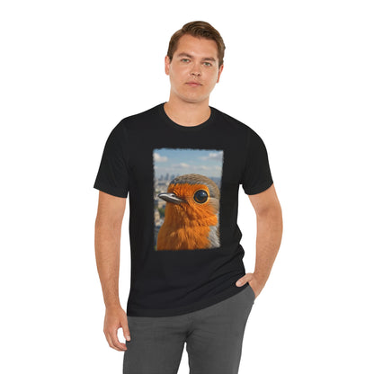 Rosi Rotkehlchen vor der Pariser Skyline T-Shirt – Bequemes Premium Shirt für Reisefreunde