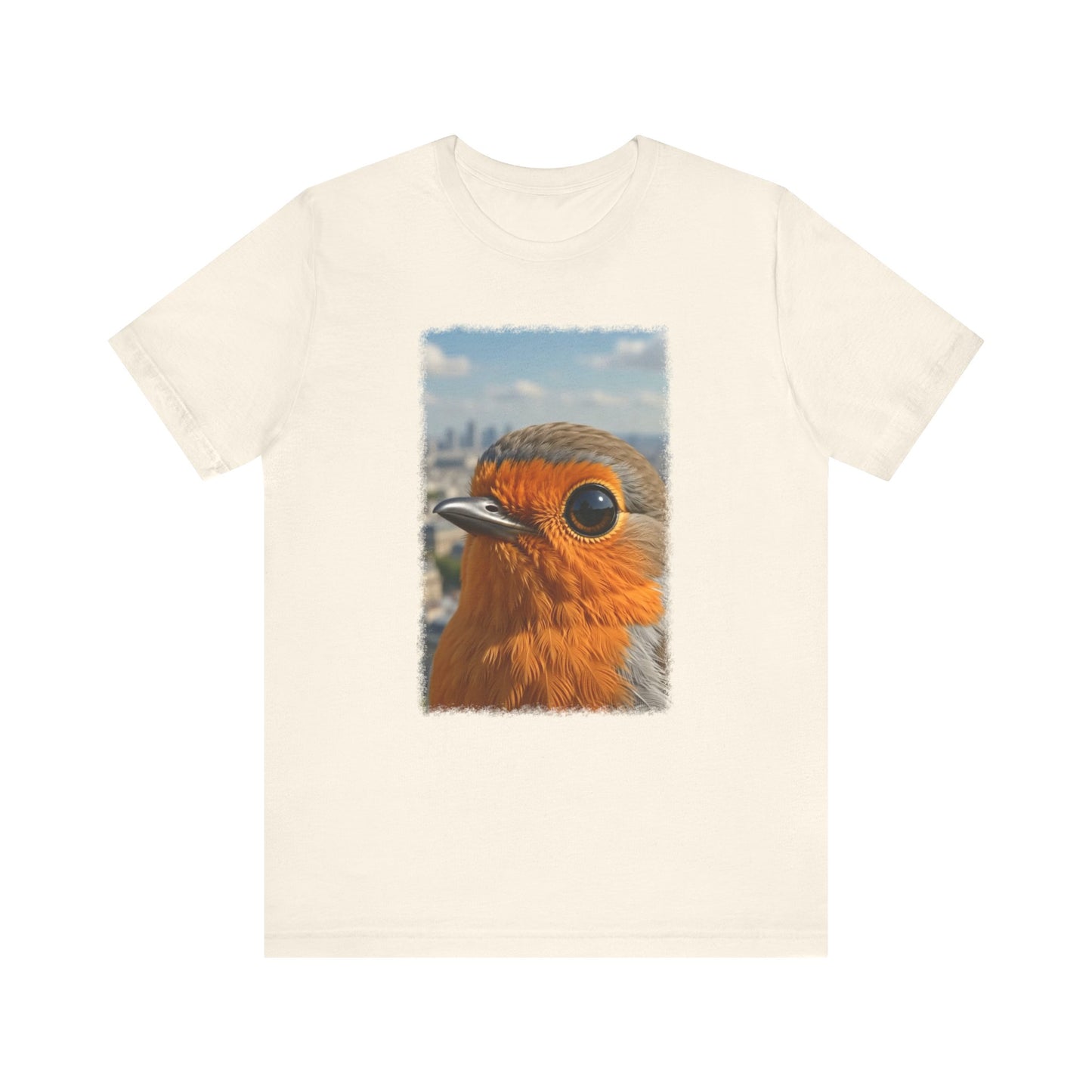 Rosi Rotkehlchen vor der Pariser Skyline T-Shirt – Bequemes Premium Shirt für Reisefreunde
