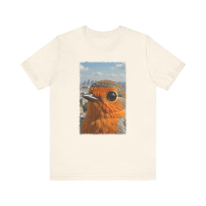 Rosi Rotkehlchen vor der Pariser Skyline T-Shirt – Bequemes Premium Shirt für Reisefreunde