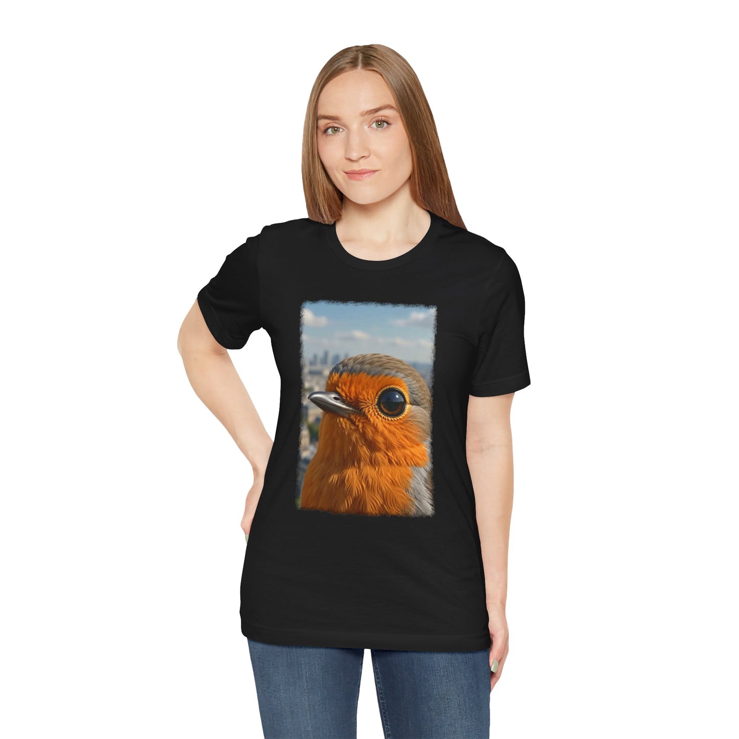 Rosi Rotkehlchen vor der Pariser Skyline T-Shirt – Bequemes Premium Shirt für Reisefreunde