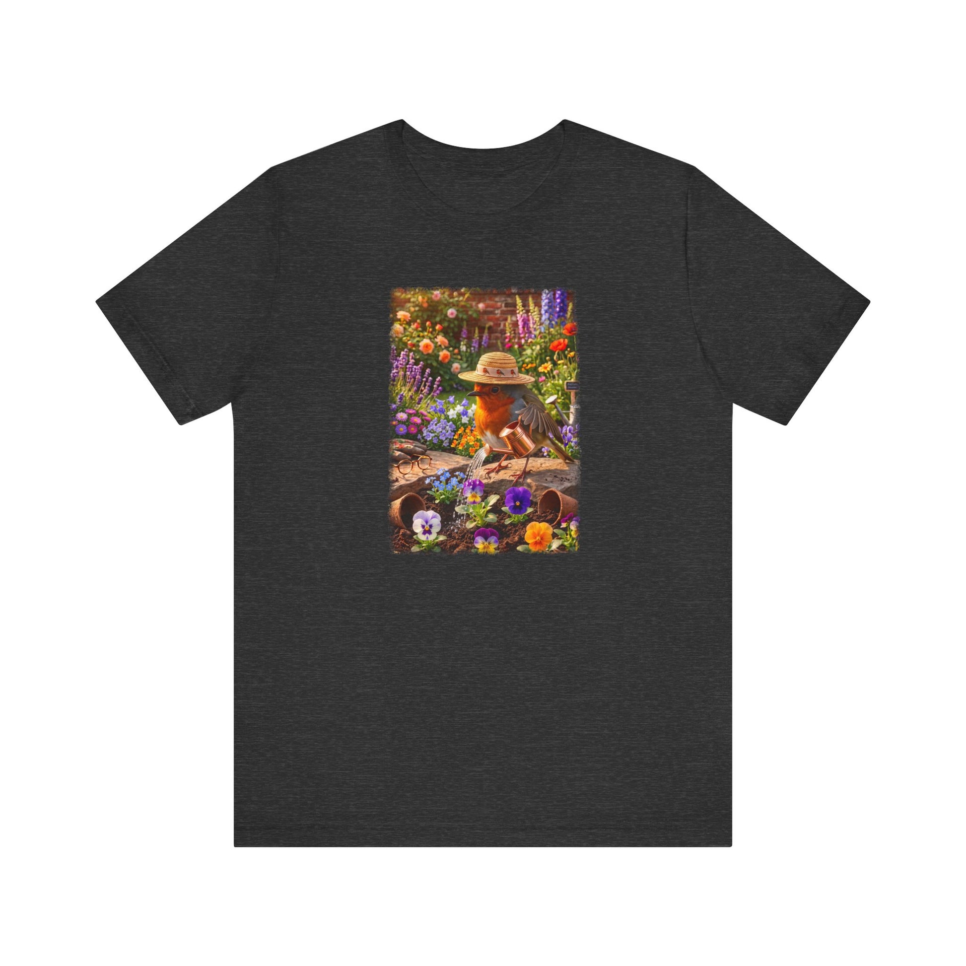 Digital gemalte Illustration eines friedlichen Rotkehlchens inmitten eines blühenden Blumenbeets, das mit einer kleinen Gießkanne die Blumen wässert, auf einem Unisex T-Shirt.