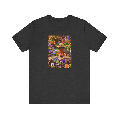 Digital gemalte Illustration eines friedlichen Rotkehlchens inmitten eines blühenden Blumenbeets, das mit einer kleinen Gießkanne die Blumen wässert, auf einem Unisex T-Shirt.