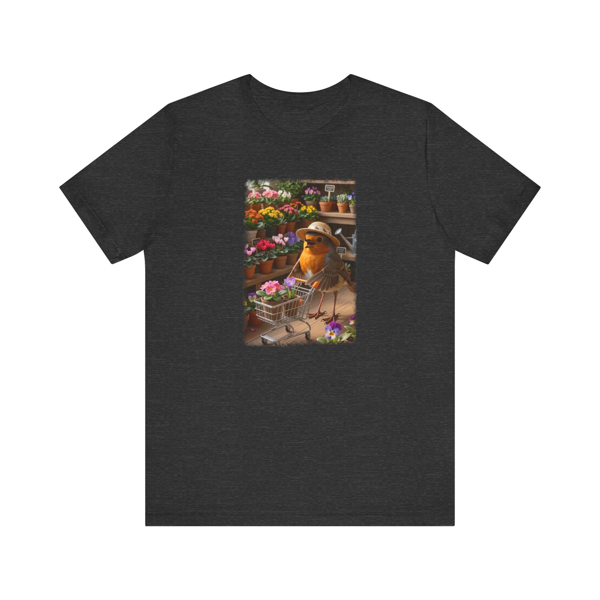 Digital gemalte Illustration eines glücklichen Rotkehlchens mit Sonnenhut, das mit offenem Schnabel an einer Blume schnuppert und einen vollen Einkaufswagen schiebt, auf einem Unisex T-Shirt.