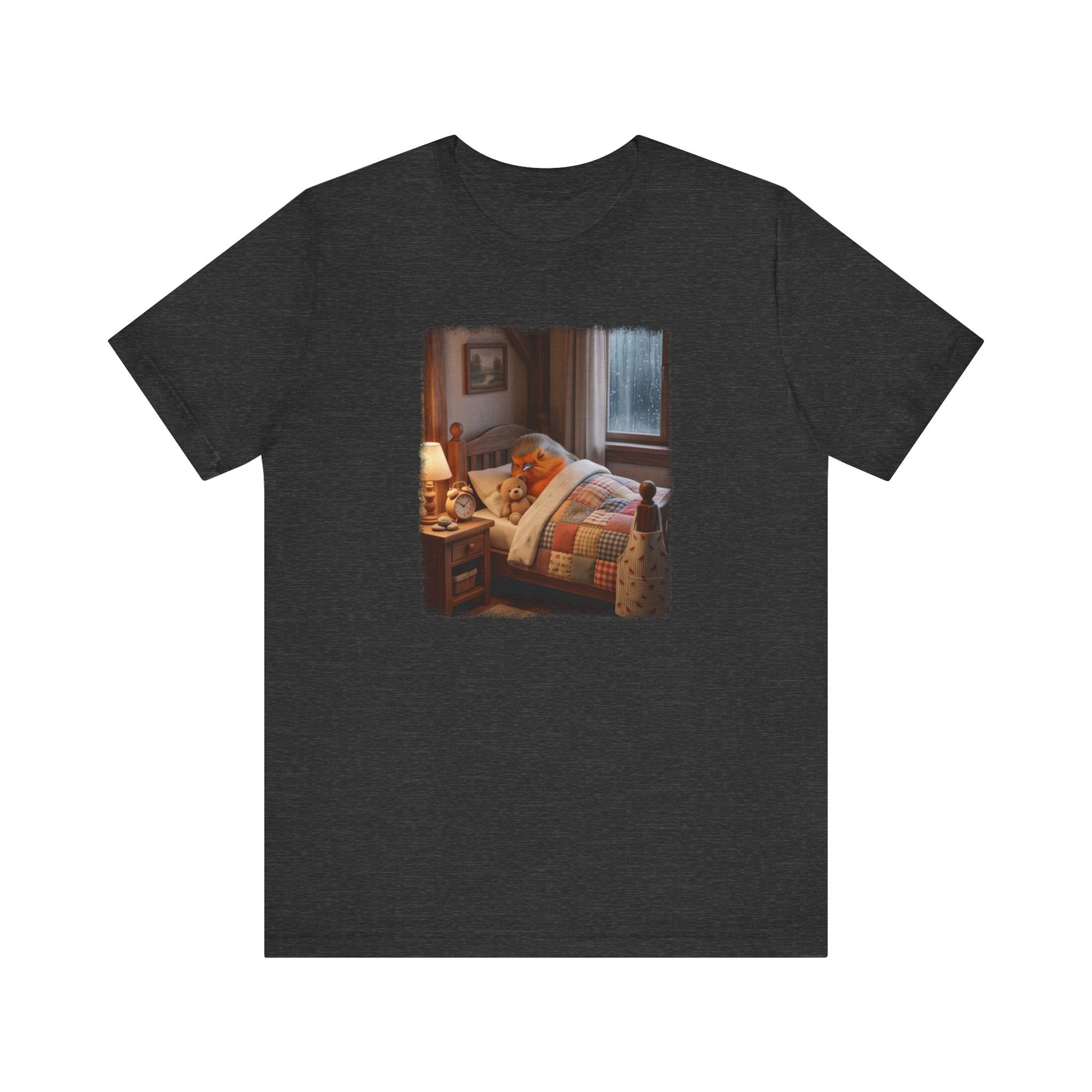 Digital gemalte Illustration eines kleinen Rotkehlchens, das friedlich unter einer weichen Bettdecke liegt und mit einem Teddybären kuschelt, auf einem gemütlichen Unisex T-Shirt.