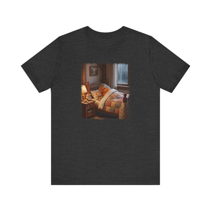 Digital gemalte Illustration eines kleinen Rotkehlchens, das friedlich unter einer weichen Bettdecke liegt und mit einem Teddybären kuschelt, auf einem gemütlichen Unisex T-Shirt.